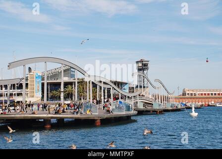 La Rambla del Mar passerella galleggiante a Port Vell di Barcellona, in Spagna il 15 aprile 2018. Il ponte fu inaugurato nel 1994. Foto Stock