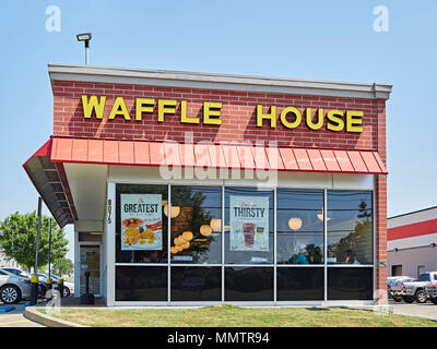 Waffle House ristorante esterno entrata anteriore a Montgomery in Alabama, Stati Uniti d'America. Foto Stock