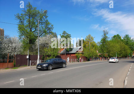 Skhodnya, Russia - 09 Maggio. 2018. Il traffico su un Pervomayskaya street Foto Stock