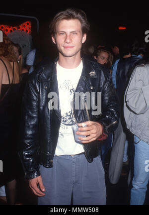 WEST HOLLYWOOD, CA - Giugno 03: Attore Christian Slater assiste il party per celebrare la premiere di Pauly Shore del nuovo film di MTV "Totalmente Pauly' alla Comedy Store su Giugno 3, 1990 in West Hollywood, California. Foto di Barry re/Alamy Stock Photo Foto Stock