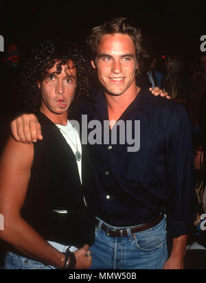 WEST HOLLYWOOD, CA - Giugno 03: (L-R)/attore comico Pauly Shore e attore Boyd Kestner assistere alla festa per celebrare la premiere di Pauly Shore del nuovo film di MTV "Totalmente Pauly' alla Comedy Store su Giugno 3, 1990 in West Hollywood, California. Foto di Barry re/Alamy Stock Photo Foto Stock