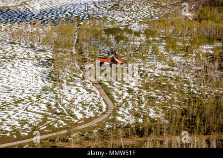 Aprile 27, 2017 - HASTINGS MESA vicino RIDGWAY E TELLURIDE COLORADO - Antenna Inverno in primavera - fine neve oltre il fotografo Joe Sohm's home accanto al famoso ultimo dollaro Ranch in San Juan Mountains, Hastings Mesa, vicino Ridgway e Telluride Colorado Foto Stock