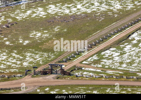 Aprile 27, 2017 - HASTINGS MESA vicino RIDGWAY E TELLURIDE COLORADO - Antenna dell'inverno in primavera - linea di recinzione del famoso ultimo dollaro Ranch in San Juan Mountains Foto Stock