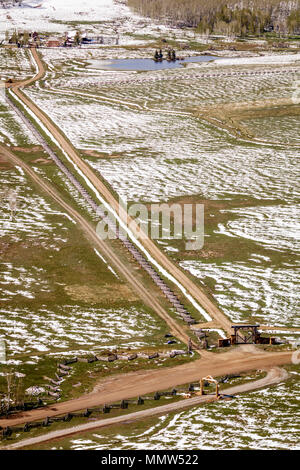 Aprile 27, 2017 - HASTINGS MESA vicino RIDGWAY E TELLURIDE COLORADO - Antenna dell'inverno in primavera - linea di recinzione del famoso ultimo dollaro Ranch in San Juan Mountains Foto Stock