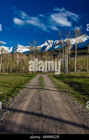 Aprile 27, 2017 - HASTINGS MESA vicino RIDGWAY E TELLURIDE COLORADO - strada sterrata che conduce a San Juan Mountains, Hastings Mesa, vicino Ridgway e Telluride Colorado - ranch di proprietà di fotografo Sohm Joeph Foto Stock