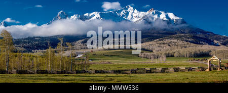 Aprile 27, 2017 - HASTINGS MESA vicino RIDGWAY E TELLURIDE COLORADO - Ranch Gate per storica ultimo dollaro Ranch e Aspen Visualizza Ranch, posseduta dal fotografo Joseph Sohm, vediamo ail recinzione e San Juan Mountains Foto Stock