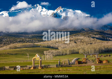 Aprile 27, 2017 - HASTINGS MESA vicino RIDGWAY E TELLURIDE COLORADO - Ranch Gate per storica ultimo dollaro Ranch e Aspen Visualizza Ranch, posseduta dal fotografo Joseph Sohm, vediamo ail recinzione e San Juan Mountains Foto Stock