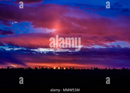 Aprile 27, 2017, RIDGWAY COLORADO - tramonto mozzafiato su Hastings Mesa, tra Ridgway e Telluride Colorado Foto Stock