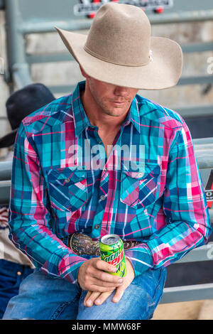 Luglio 22, 2017 NORWOOD COLORADO - cowboy in maglietta plad orologi San Miguel Basin Rodeo, San Miguel County Fairgrounds Foto Stock