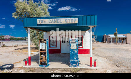 Garage deserte e stazione di gas nel sud-ovest americano che è un "cammello di fermo", Quartzsite, Arizona Foto Stock