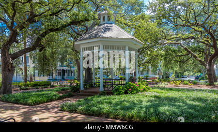 Giugno 28, 2017 - Savannah in Georgia - Storico di Savannah in Georgia a inizio estate offre un gazebo bianco in uno dei tanti parchi della città Foto Stock