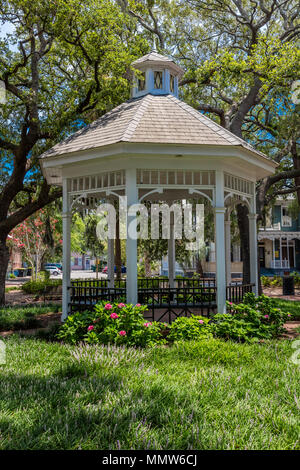 Giugno 28, 2017 - Savannah in Georgia - Storico di Savannah in Georgia a inizio estate offre un gazebo bianco in uno dei tanti parchi della città Foto Stock