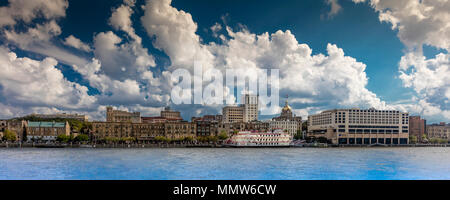 Giugno 28, 2017 - Savannah in Georgia - panoramico e storico di Savannah in Georgia come si vede sul Fiume Savannah offre la Georgia Queen Riverboat Foto Stock