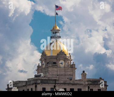 Giugno 28, 2017 - Savannah in Georgia - Savana storico municipio di Clock Tower e Gold Dome con noi battenti bandiera Foto Stock