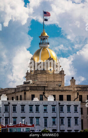 Giugno 28, 2017 - Savannah in Georgia - Savana storico municipio di Clock Tower e Gold Dome con noi battenti bandiera Foto Stock