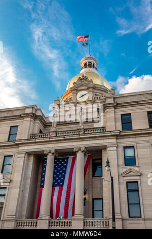 Giugno 28, 2017 - Savannah in Georgia - Savana storico municipio di Clock Tower e Gold Dome con noi battenti bandiera Foto Stock