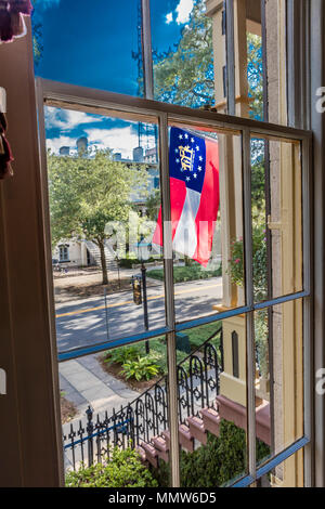 Giugno 28, 2017 - Storico Hamilton-Turner B&B a Savannah in Georgia le caratteristiche dello stato della Georgia bandiera attraverso la finestra Foto Stock