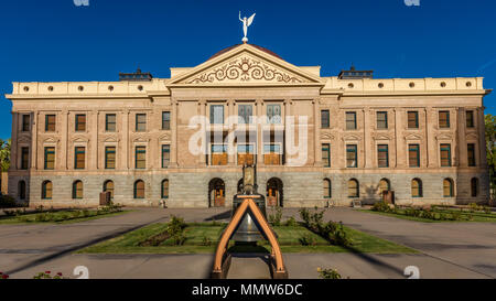 Agosto 23, 2017 - Phoenix Arizona - Replica di Liberty Bell nella parte anteriore della Arizona State Capitol Building di sunrise Foto Stock