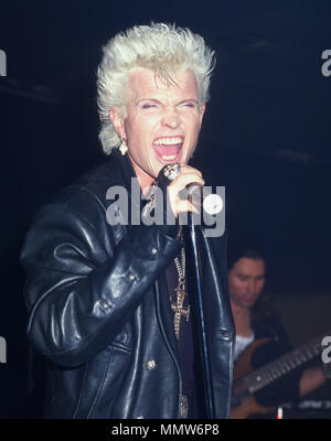 LOS ANGELES, CA - Luglio 09: Singer Billy Idol esegue in concerto al Club di gomma su luglio 9, 1990 a Los Angeles, California. Foto di Barry re/Alamy Stock Photo Foto Stock