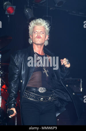 LOS ANGELES, CA - Luglio 09: Singer Billy Idol esegue in concerto al Club di gomma su luglio 9, 1990 a Los Angeles, California. Foto di Barry re/Alamy Stock Photo Foto Stock