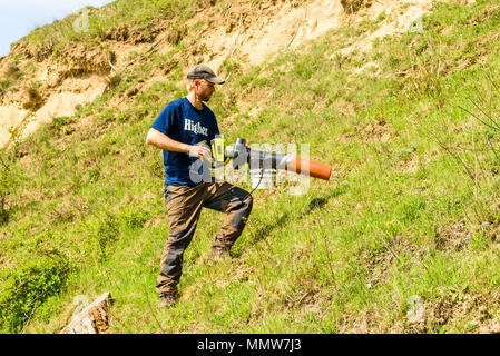 Glumslov, Svezia - 29 Aprile 2018: documentario della vita di tutti i giorni e il luogo. Beetle surveyor coleotteri di raccolta di inventario, utilizzando una foglia modificata vac Foto Stock