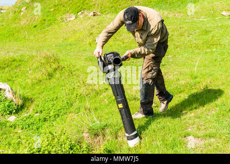 Glumslov, Svezia - 29 Aprile 2018: documentario della vita di tutti i giorni e il luogo. Beetle surveyor coleotteri di raccolta di inventario, utilizzando una foglia modificata vac Foto Stock