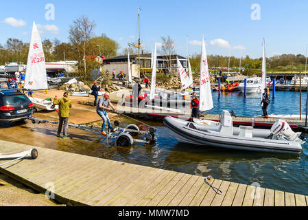 Raa Harbour, Helsingborg, Svezia - 29 Aprile 2018: documentario della vita di tutti i giorni e il luogo. Motoscafo grigio, Fareast 480, tirato su un rimorchio per veicoli i Foto Stock