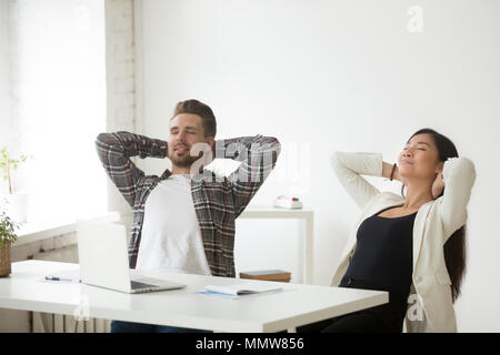 Rilassata diverse asiatici e caucasici godere i colleghi a rompere wo Foto Stock