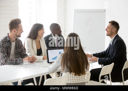 Sorridente ceo incontro leader a parlare con il team e multirazziale in offic Foto Stock