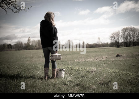 Pila di libri, paesaggio rurale e cielo blu Foto Stock