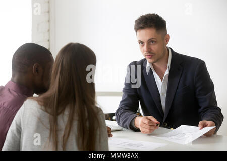 Architetto, agente immobiliare o designer consulting interracial giovane wit Foto Stock