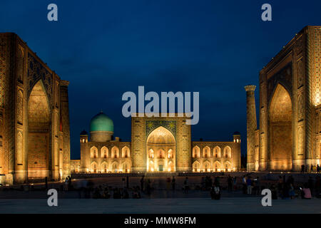 Piazza Registan al crepuscolo, Samarcanda, Uzbekistan Foto Stock