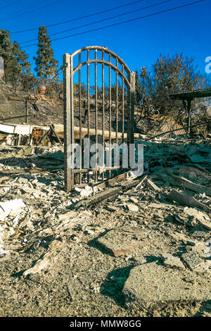 Gennaio 2018, VENTURA CALIFORNIA - case distrutte da 2018 Thomas Fire off Foothill strada in via Arroyo e Via Pasito quartiere, il più grande incendio nella storia della California Foto Stock