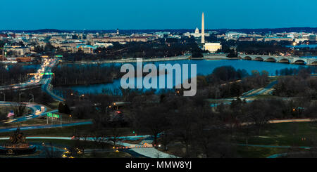 Marzo 26, 2018 - Arlington, VA - LAVARE D.C. - Vista aerea di Washington D.C. dalla parte superiore del ristorante della città di Arlington, Virginia mostra Lincoln & Washington Memorial e U.S. Capitol Foto Stock