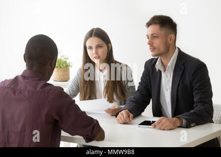 Grave hr manager ascoltare african richiedente al colloquio di lavoro Foto Stock