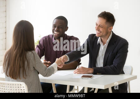 Sorridente hr femmina di handshaking richiedente al colloquio di lavoro, assunzione Foto Stock