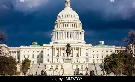 2018 - Washington D.C. - Nuvole temporalesche costruire oltre il Campidoglio US, Washington D.C. Foto Stock