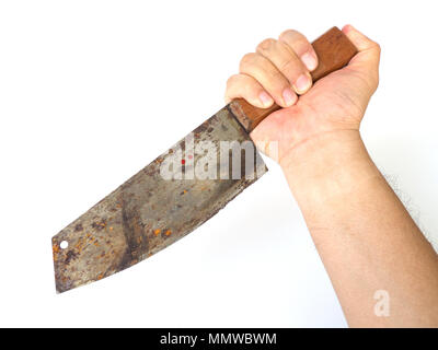 Man mano che tiene una grande cucina rusty coltello su sfondo bianco (isolato sullo sfondo). Foto Stock