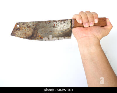 Man mano che tiene una grande cucina rusty coltello su sfondo bianco (isolato sullo sfondo). Foto Stock