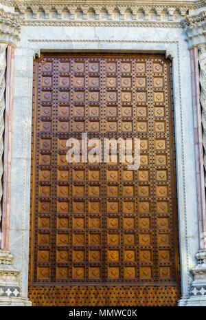 Siena Cattedrale Santa Maria Assunta, Italia, dettaglio della porta Foto Stock