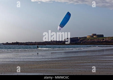 Il kite surf a Vazon Bay Guernsey Foto Stock