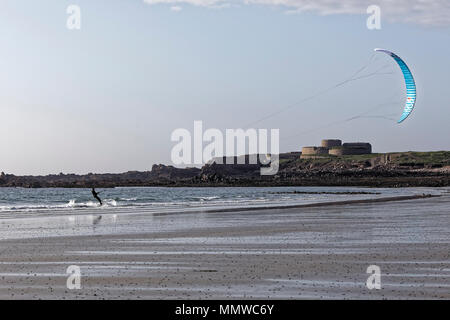 Il kite surf a Vazon Bay Guernsey Foto Stock