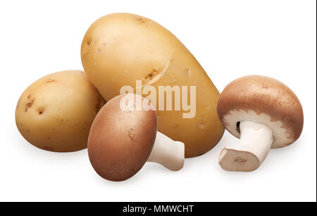 Due nuove royal funghi champignon e due interi freschi patate con la buccia isolati su sfondo bianco Foto Stock