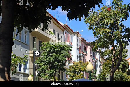 Color pastello appartamenti e balconi lungo i viali alberati di Funchal in Madeira e le isole Canarie. Foto Stock