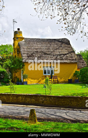 Diana Cottage, una bella pietra costruito cottage con tetto di paglia nel piccolo villaggio di Merthyr Mawr, nei pressi di Bridgend, nel Galles del Sud. Foto Stock