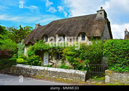 Il grazioso tetto di paglia house conosciuta come Chiesa Cottage, nel piccolo villaggio di Merthyr Mawr, nei pressi di Bridgend, nel Galles del Sud Foto Stock