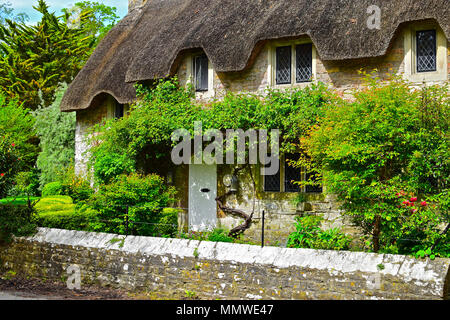 Il grazioso tetto di paglia house conosciuta come Chiesa Cottage, nel piccolo villaggio di Merthyr Mawr, nei pressi di Bridgend, nel Galles del Sud Foto Stock