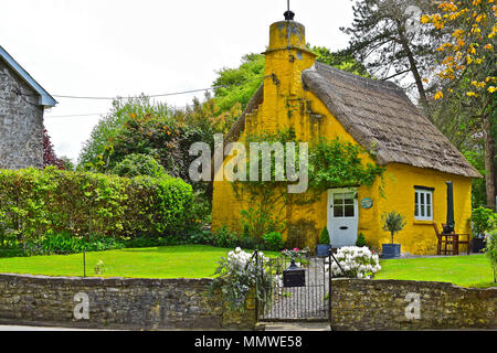 Diana Cottage, una bella pietra costruito cottage con tetto di paglia nel piccolo villaggio di Merthyr Mawr, nei pressi di Bridgend, nel Galles del Sud. Foto Stock