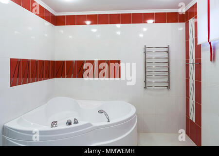 Interno di un bagno moderno. Angolo bagno acrilico. Foto Stock