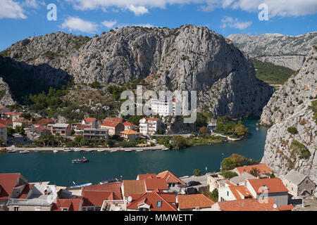 Vista del fiume Cetina a Omis Dalmazia, Croazia. Foto Stock